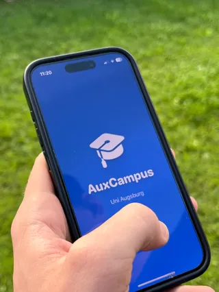 AuxCampus auf dem iPhone – Startbildschirm der App auf einem Apple iPhone