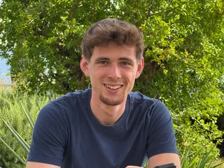 Frederik Mondel Nahaufnahme – AuxCampus-Gründer lächelnd im Freien